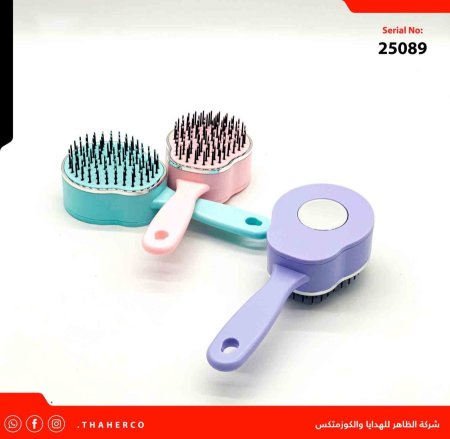 مشاطة شعر مع مراة